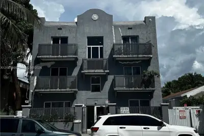 1129 NW 3rd St #306, Miami: photo 1 of 21