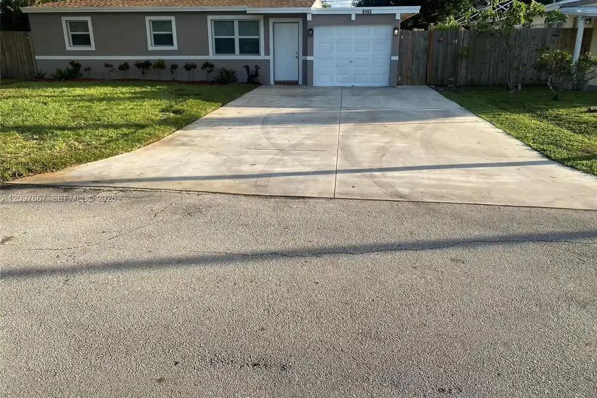 6152 SW 2nd St, Margate: photo 1 of 17