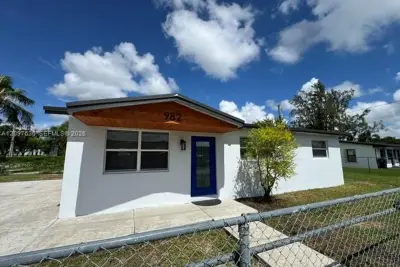 982 NW 3rd St, Florida City: photo 1 of 11