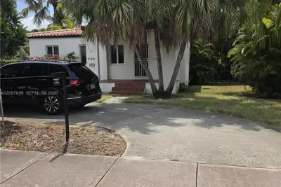 702 Boabadilla St, Coral Gables: photo 1 of 25