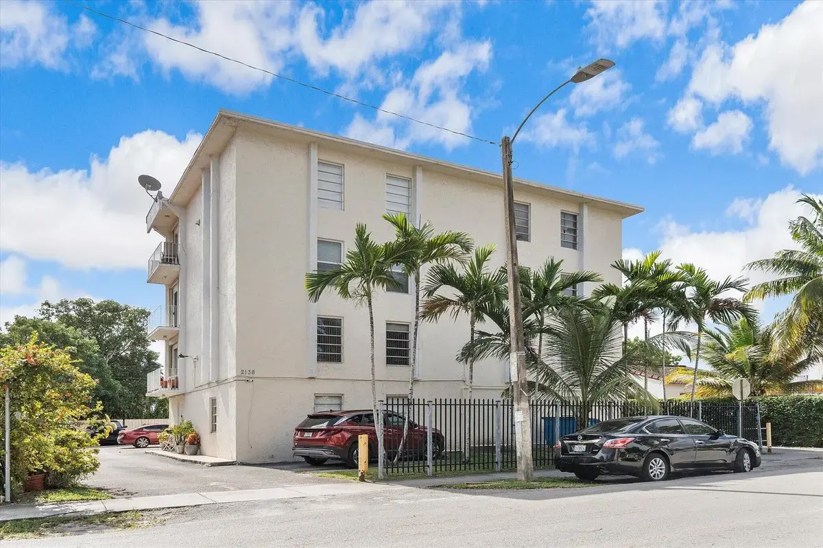 2138 SW 6 St #301, Miami: photo 1 of 15