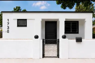 1738 NW 67th St, Miami: photo 1 of 6