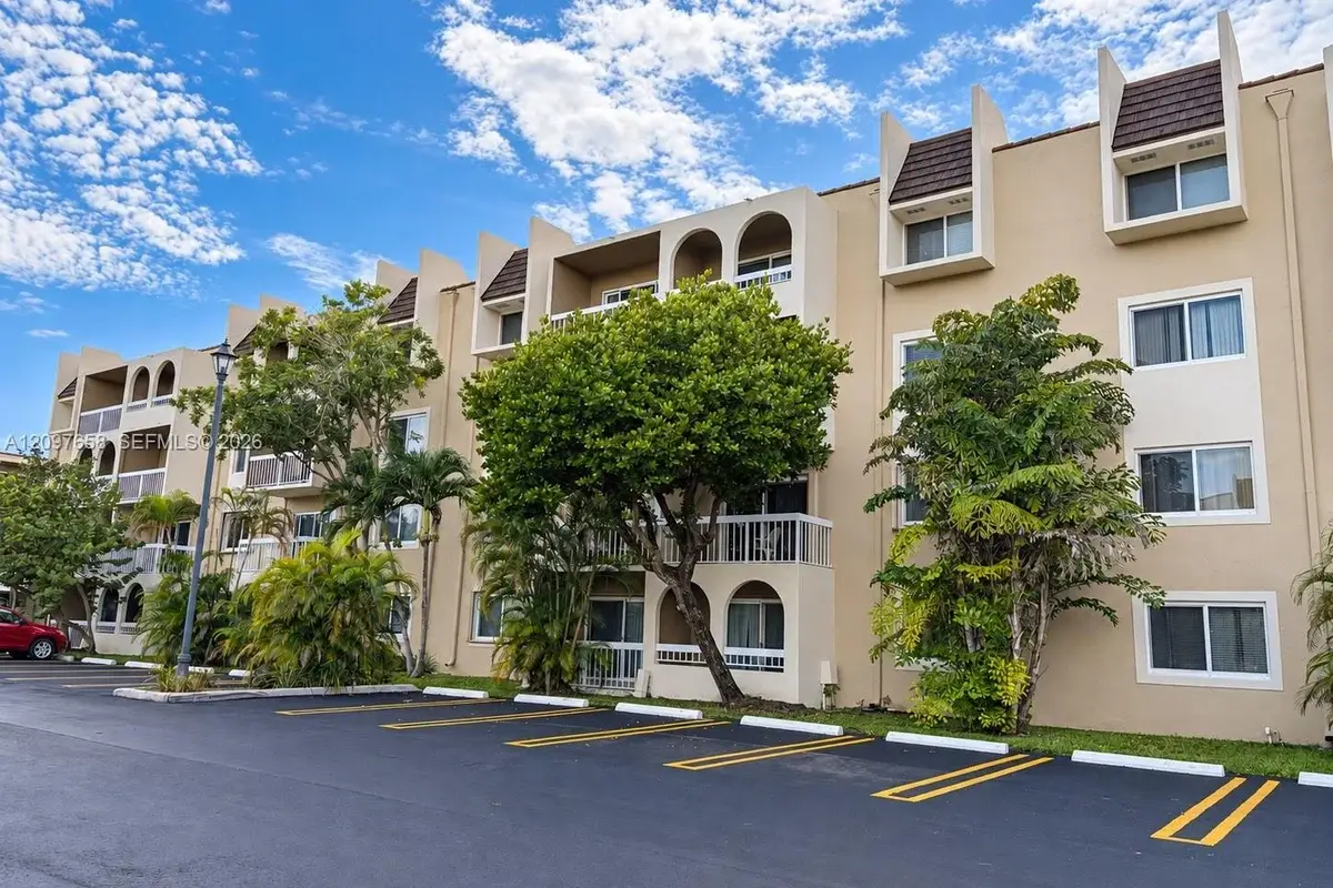 7815 Camino Real #I-414, Miami: photo 1 of 18