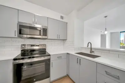 501 SW 1st St #502, Miami: photo 1 of 26