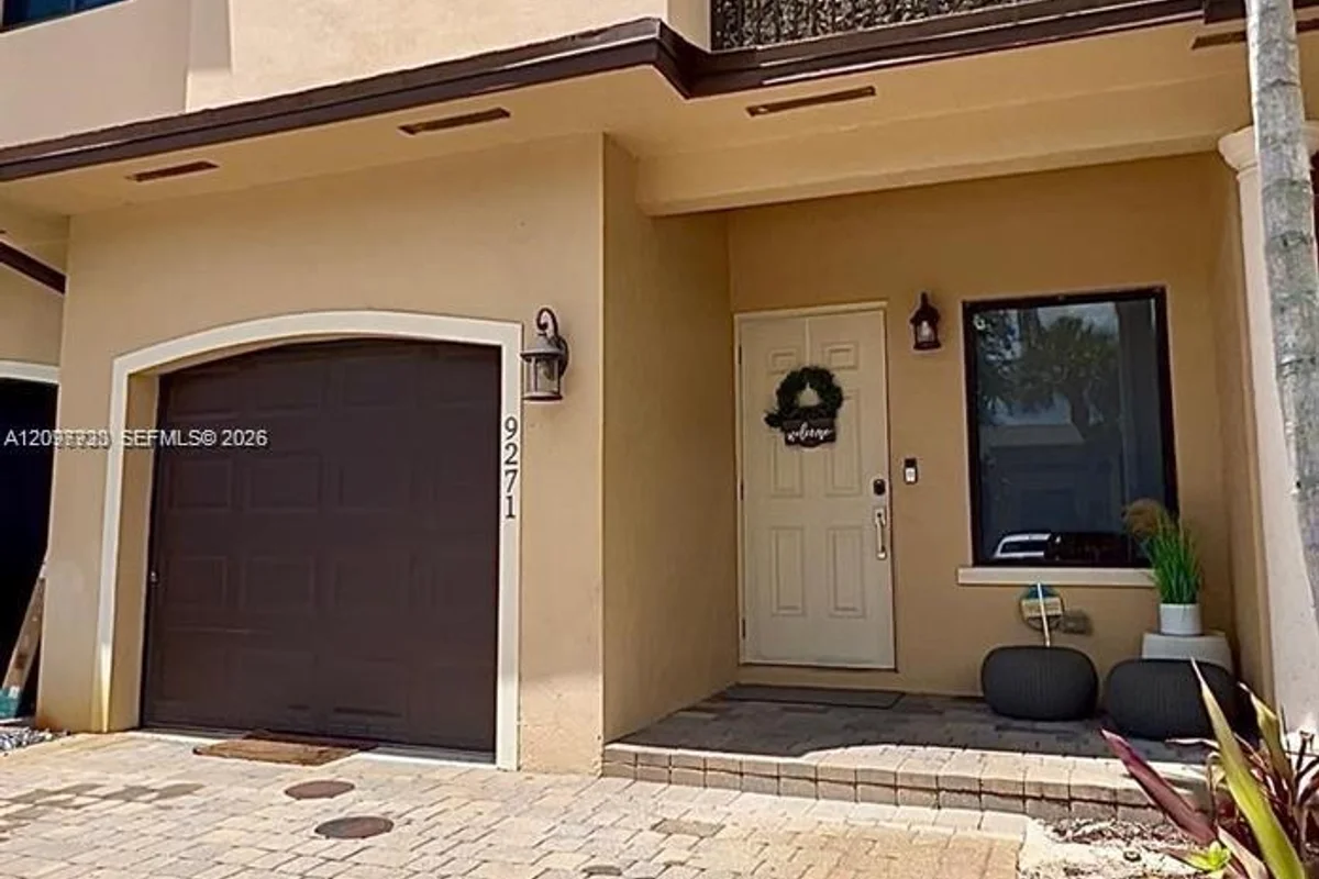 9271 NW 16th St, Pembroke Pines: photo 1 of 17