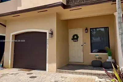 9271 NW 16th St, Pembroke Pines: photo 1 of 17