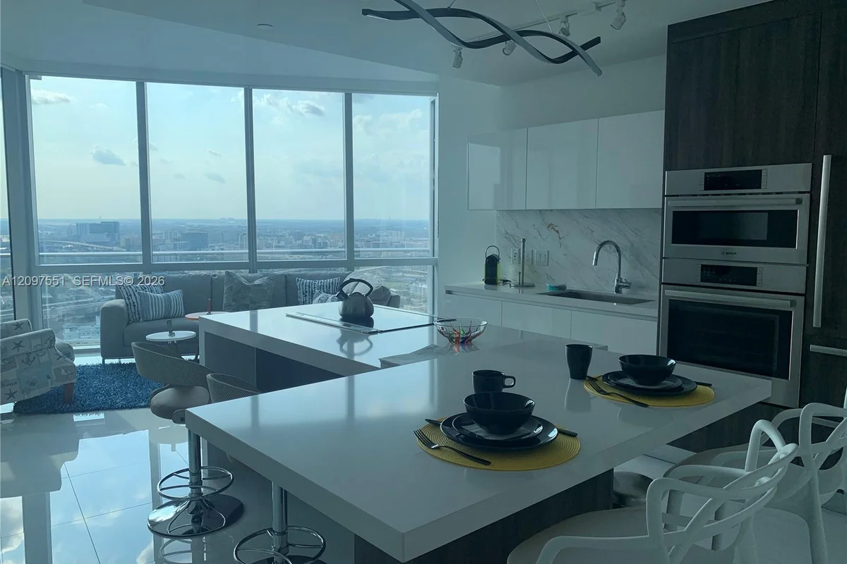 851 NE 1st Ave #3404, Miami: photo 1 of 11