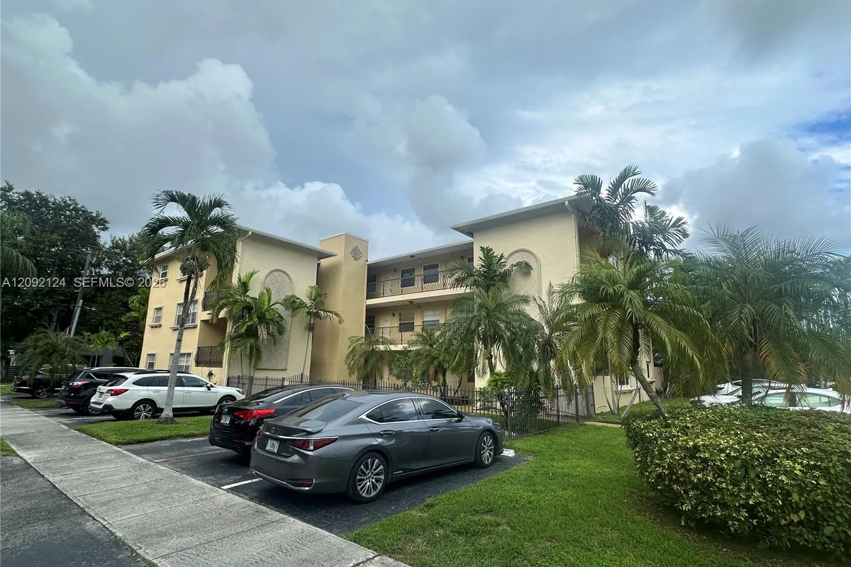 901 NE 3rd St #205, Fort Lauderdale: photo 1 of 8