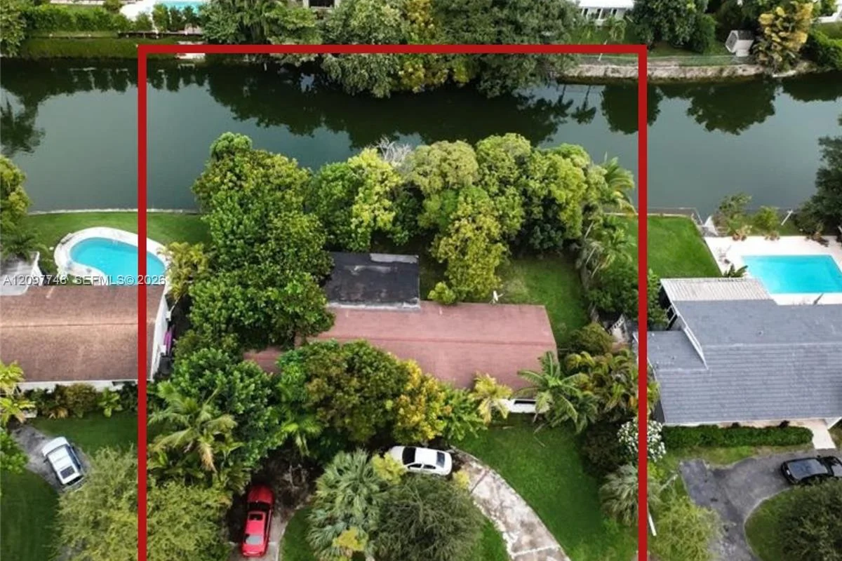 5861 SW 63rd Ct, South Miami: photo 1 of 18
