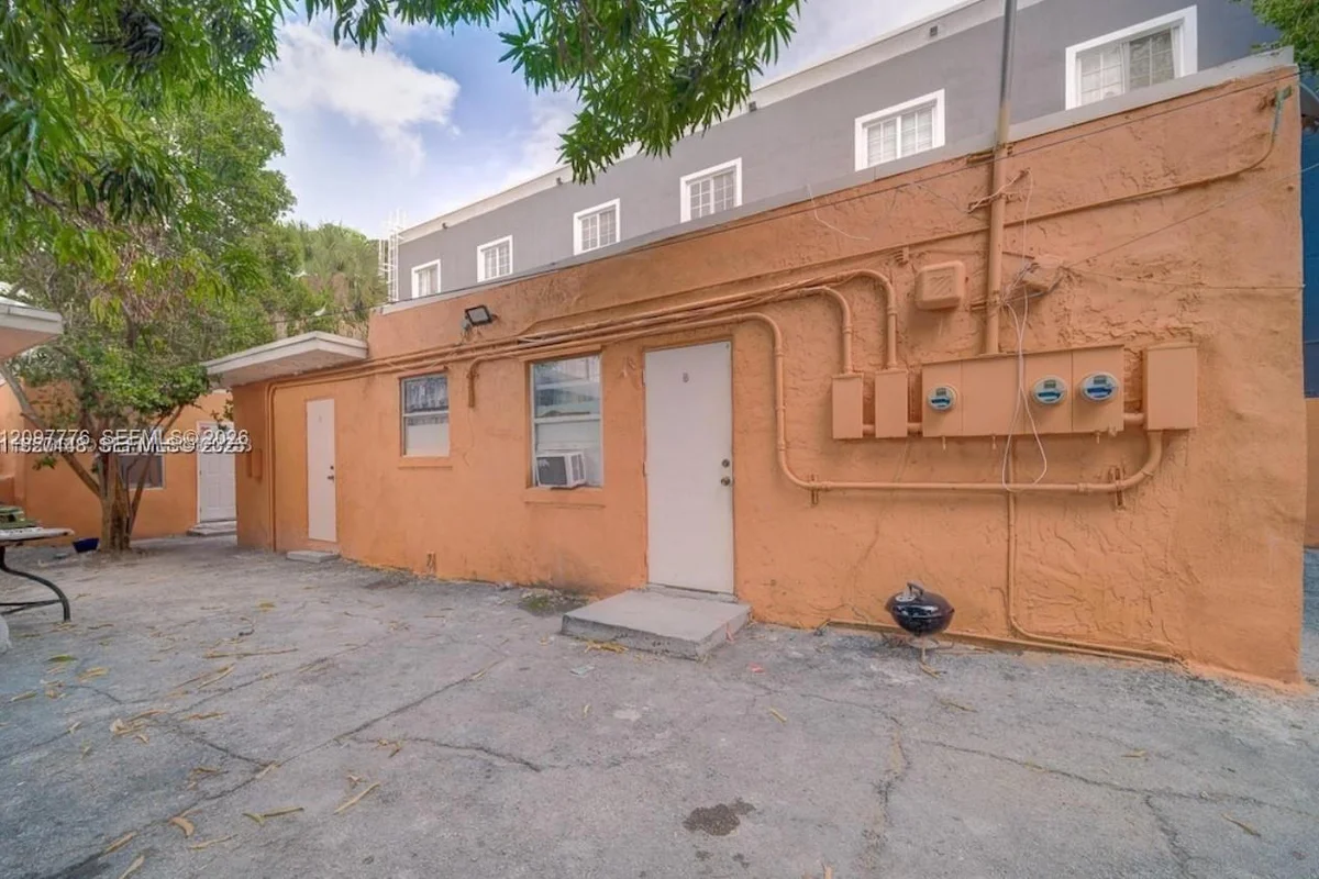 1429 SW 3rd St #5, Miami: photo 1 of 9