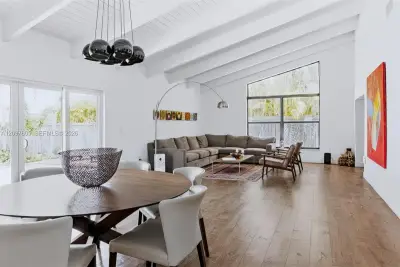330 Glenridge Rd, Key Biscayne: photo 1 of 27