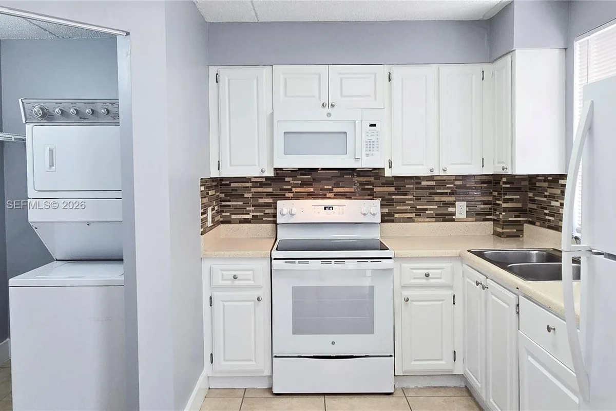 6065 NW 186th St #207, Hialeah: photo 1 of 21