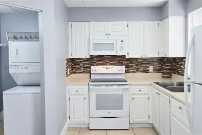 6065 NW 186th St #207, Hialeah: photo 1 of 21