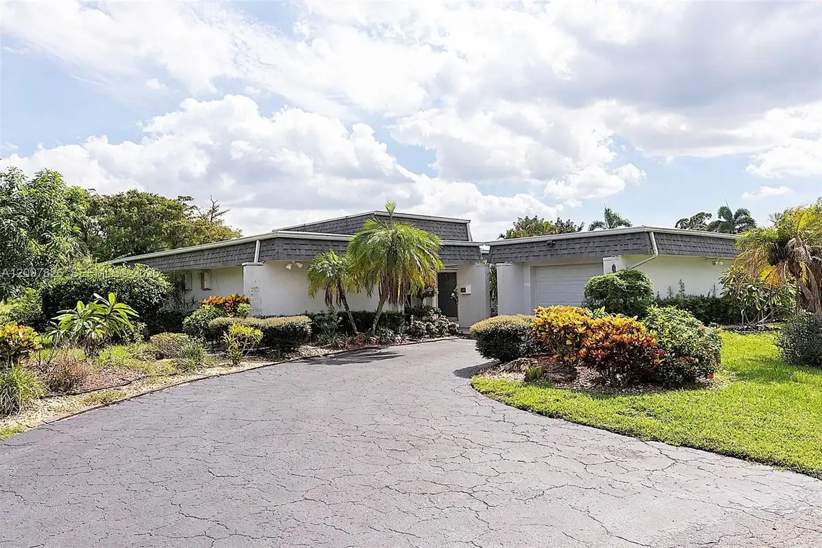 5010 Banyan Ln, Tamarac: photo 1 of 39