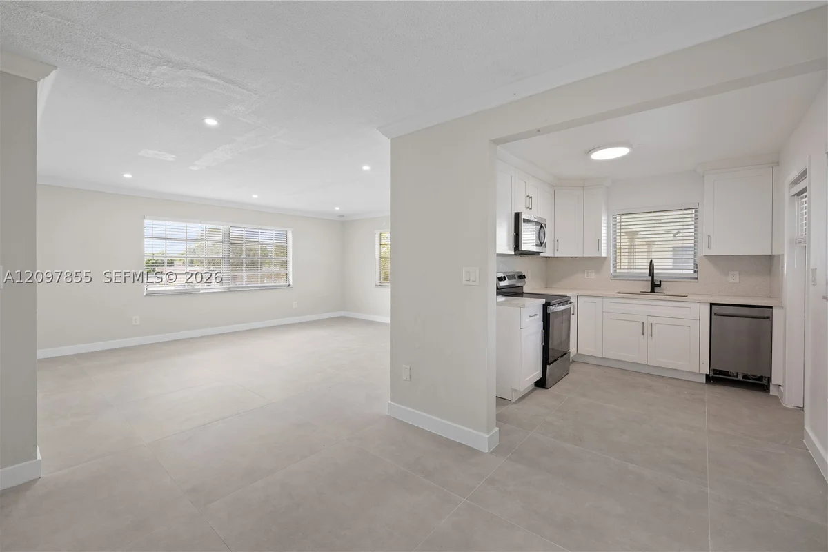 5141 Hollywood Blvd #202, Hollywood: photo 1 of 23