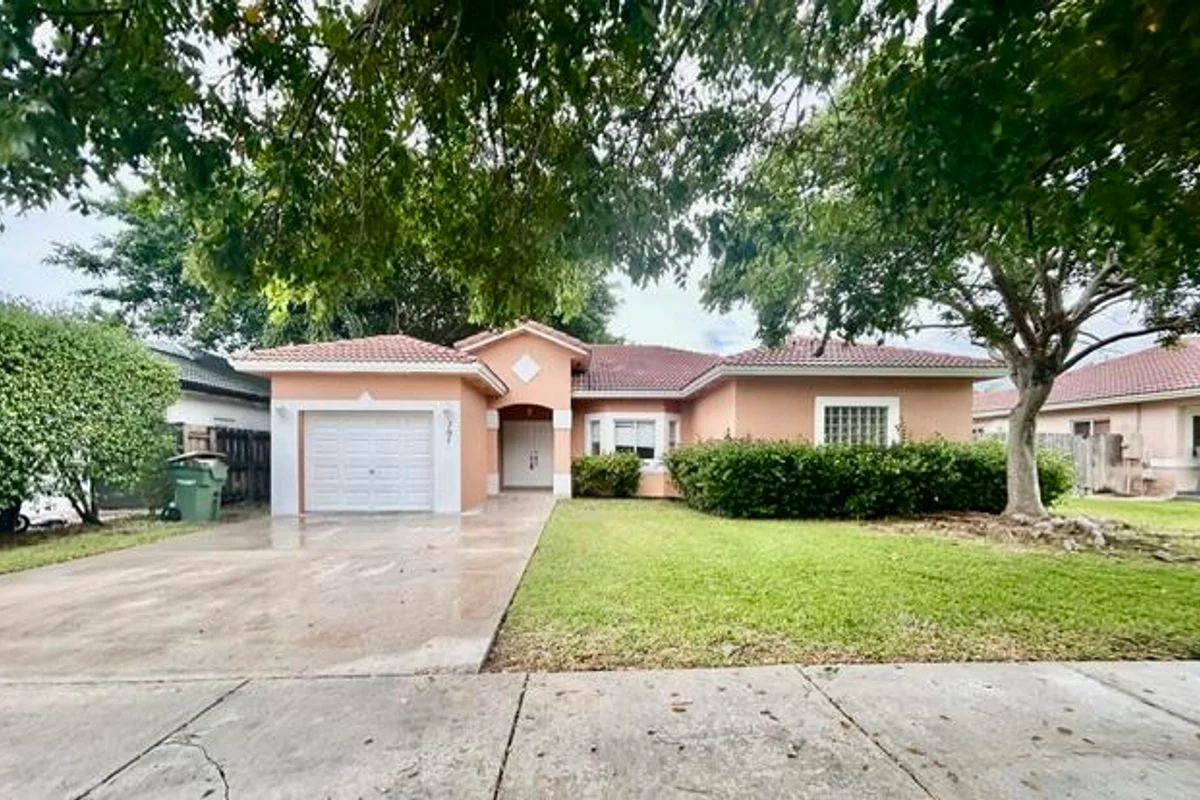 707 SE 14th Ave, Homestead: photo 1 of 30