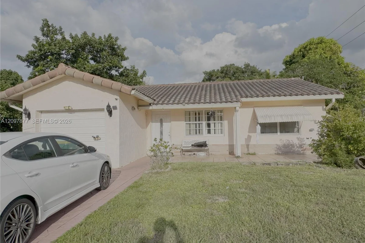 House in Tamarac: photo 1 of 1