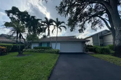 76 Ivy Rd, Hollywood: photo 1 of 59