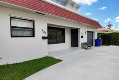 404 SE 6th Ave, Deerfield Beach: photo 1 of 7