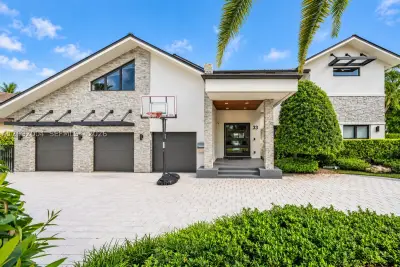 33 Pelican Dr, Fort Lauderdale: photo 1 of 35