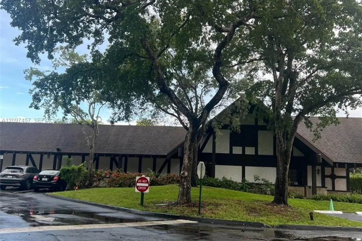 3680 Inverrary Dr #1T, Lauderhill: photo 1 of 18