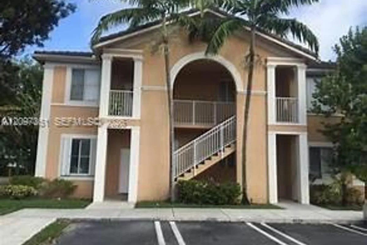 7250 NW 177th St #213-16, Hialeah: photo 1 of 2