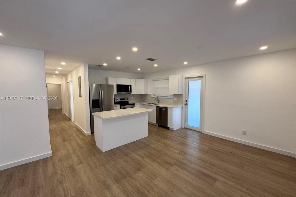 352 SW 17th Rd, Miami: photo 1 of 22