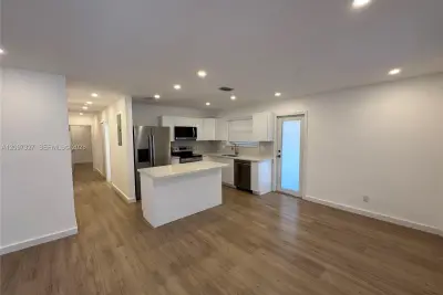 352 SW 17th Rd, Miami: photo 1 of 22