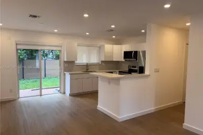 350 SW 17th Rd, Miami: photo 1 of 20