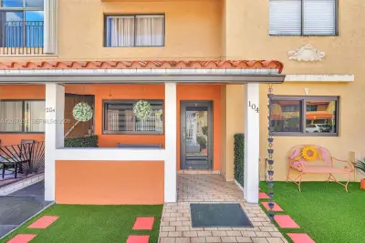 2730 W 60th Pl #104, Hialeah: photo 1 of 35
