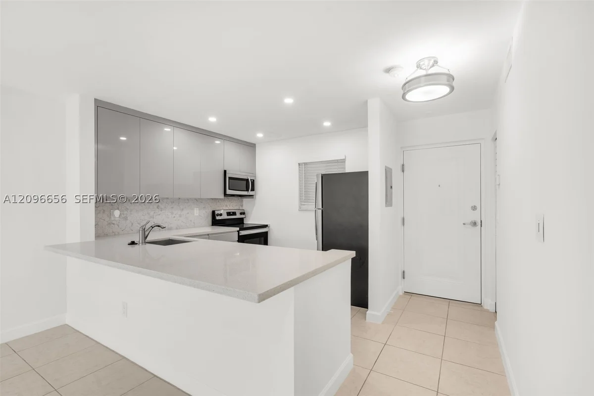7705 Camino Real #B101, Miami: photo 1 of 33