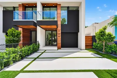 925 SW 10th Ave, Miami: photo 1 of 41