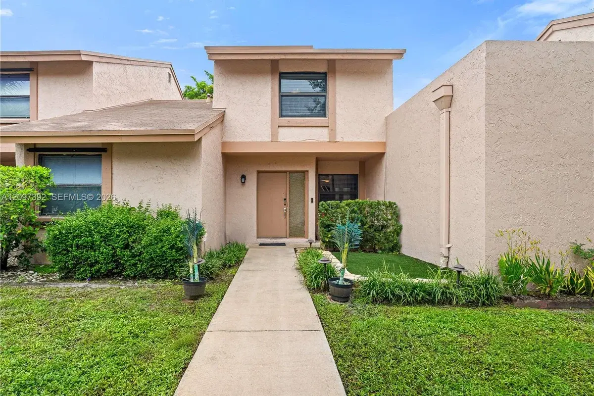 16 Chestnut Cir, Cooper City: photo 1 of 21