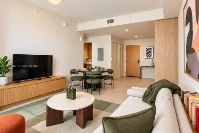 11 NE 6th St #3211, Miami: photo 1 of 26