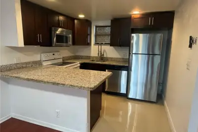8290 Lake Dr #224, Doral: photo 1 of 8