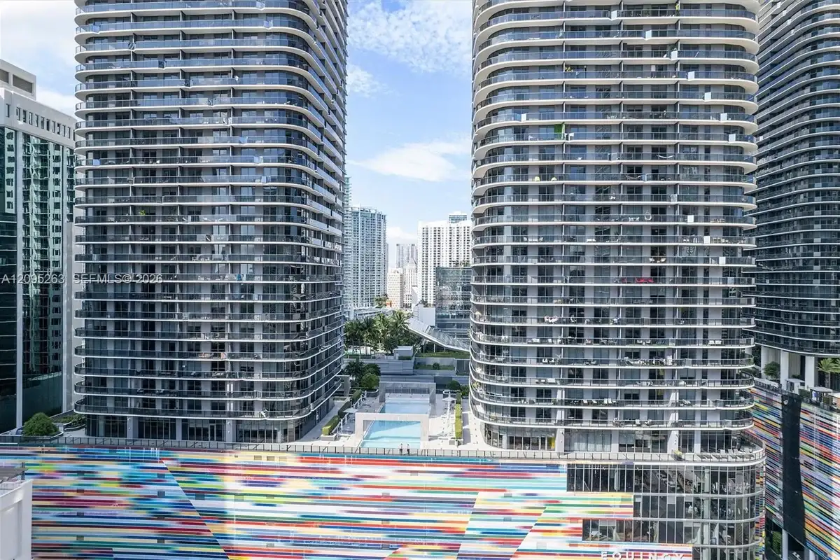 45 SW 9th St #1005, Miami: photo 1 of 4