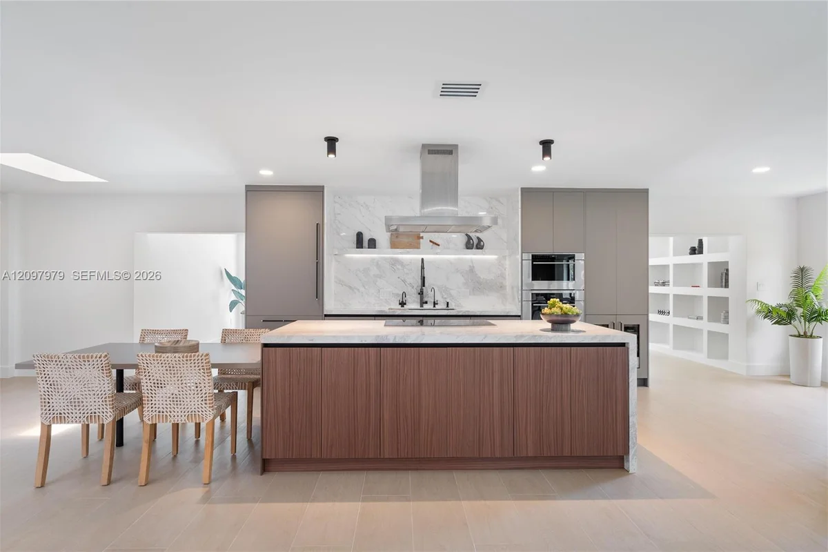 1320 Alhambra Cir, Coral Gables: photo 1 of 45