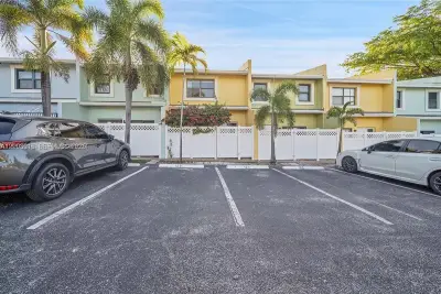120 SE 12th Ave, Pompano Beach: photo 1 of 12