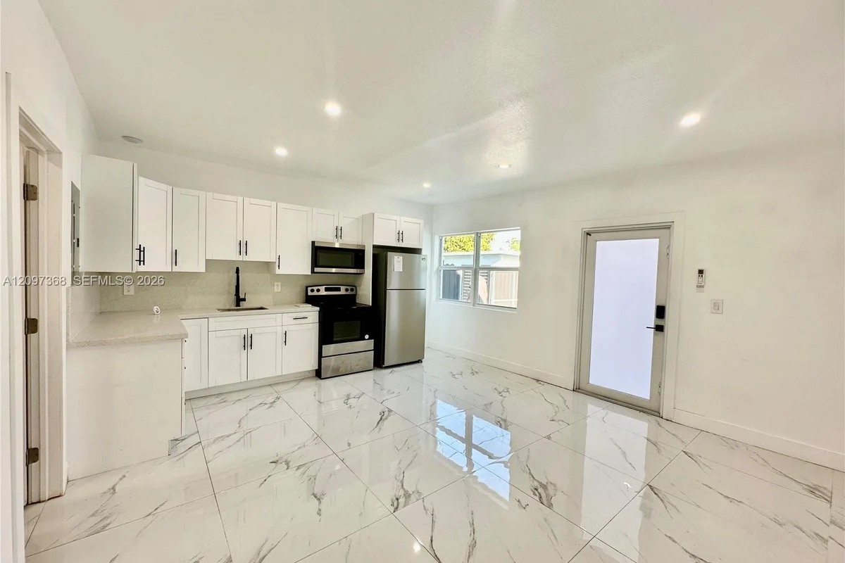 1700 Thomas St #1, Hollywood: photo 1 of 11