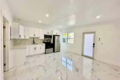 1700 Thomas St #1, Hollywood: photo 1 of 11
