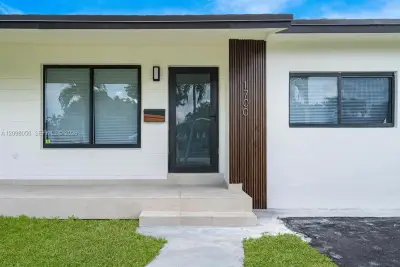 1700 SW 71st Ct, Miami: photo 1 of 10