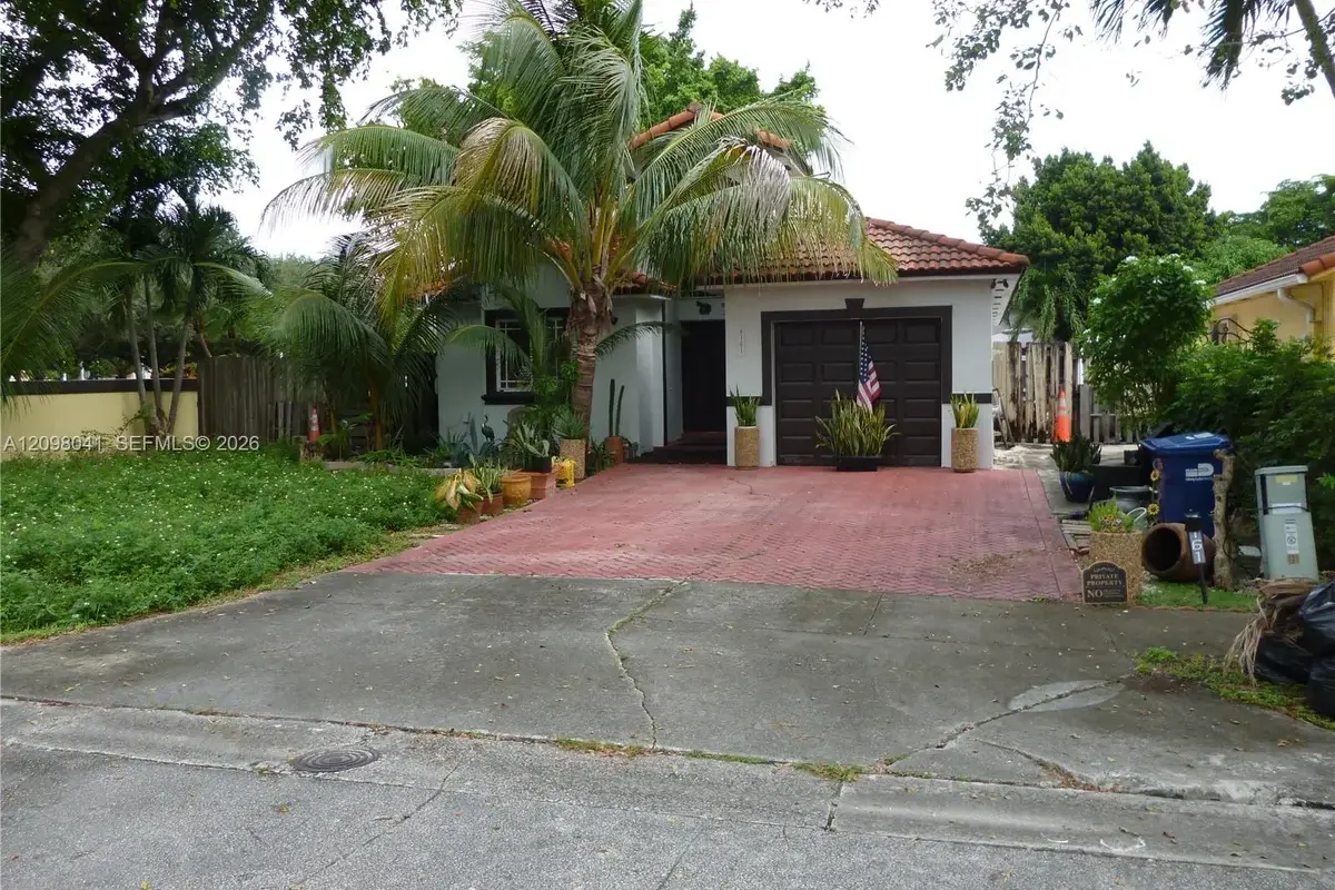 8161 NW 186th Ter, Hialeah: photo 1 of 10