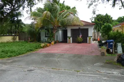 8161 NW 186th Ter, Hialeah: photo 1 of 10