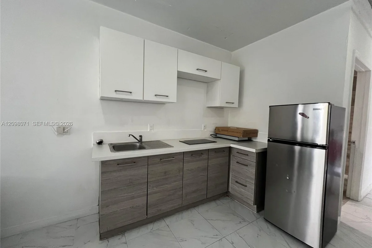 542 SW 3rd St #F1, Miami: photo 1 of 5