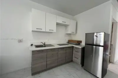 542 SW 3rd St #F1, Miami: photo 1 of 5