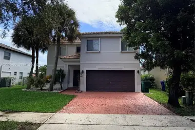 House in Miramar: photo 1 of 17