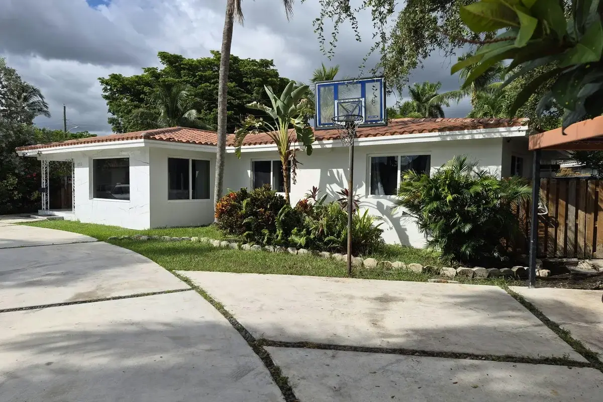 1155 Buchanan St, Hollywood: photo 1 of 25