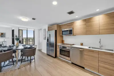 121 NE 34th St #1514, Miami: photo 1 of 17