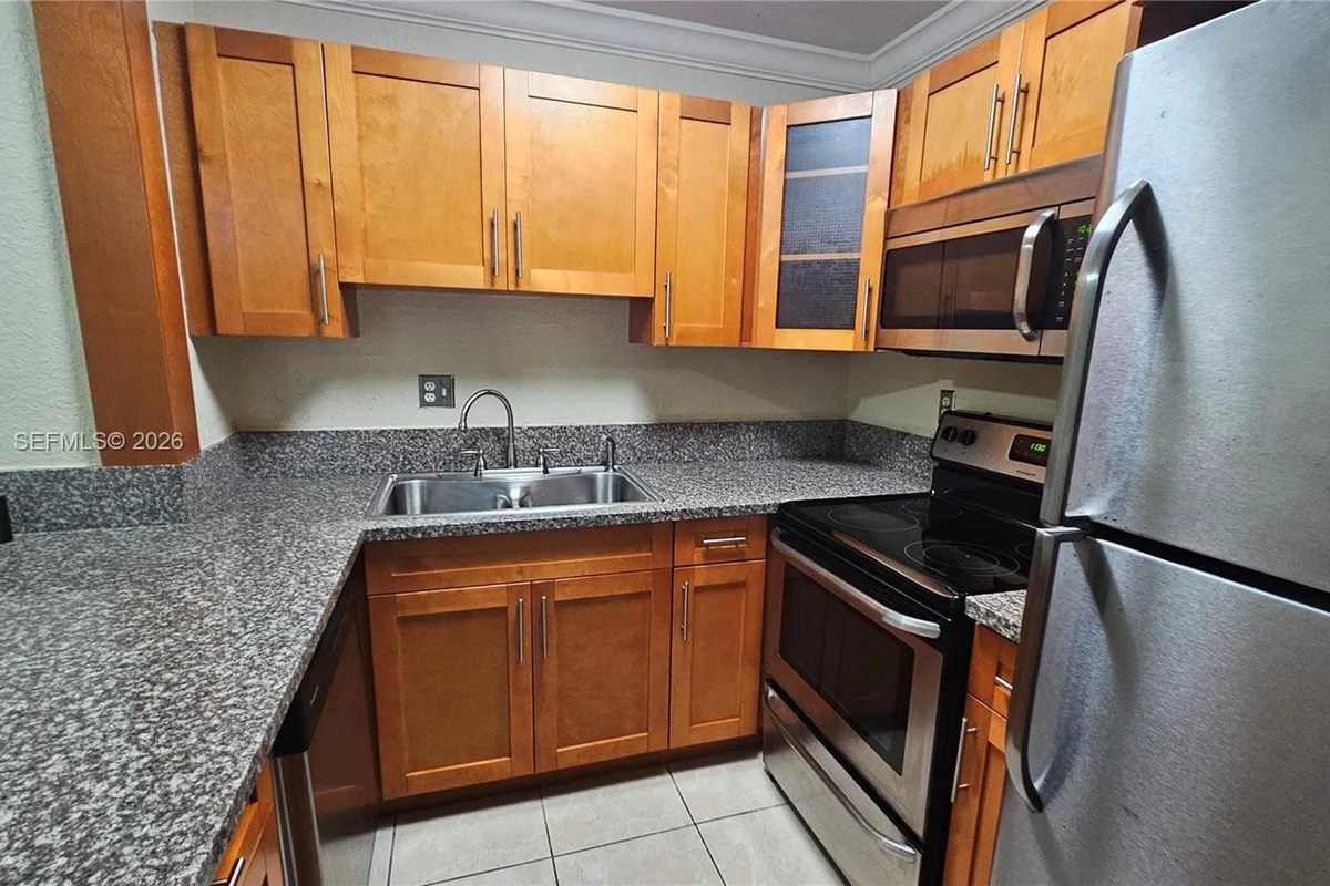 9477 SW 76th St #O2, Miami: photo 1 of 9