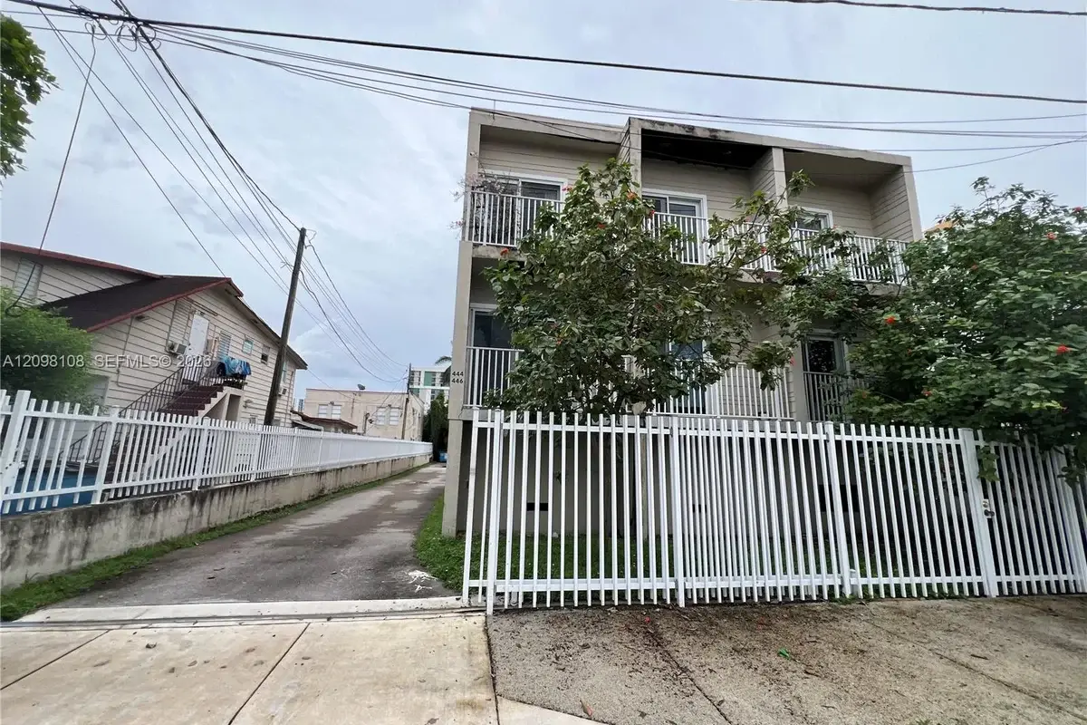 446 SW 3rd St #2, Miami: photo 1 of 8